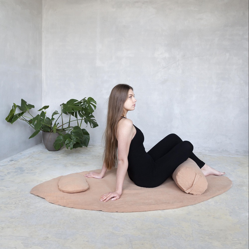 billede af model med meditationsmaatte, meditationspude og yogabolster